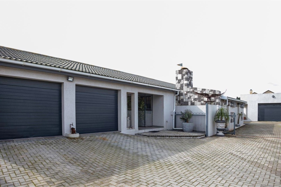 5 Bedroom Property for Sale in Loucharmante Western Cape